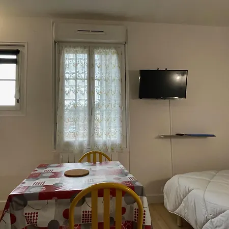 Meuble De Tourisme Dans Parc Arbore 1000m2 - Sejour-la-roche Eperon