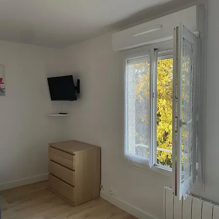 Apartment Meuble De Tourisme Dans Parc Arbore 1000m2 - Sejour-la-roche Eperon *