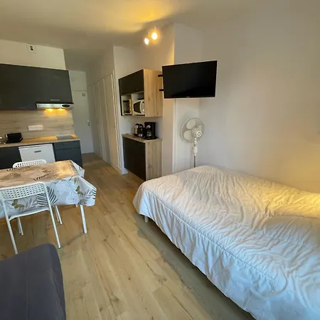 Meuble De Tourisme Dans Parc Arbore 1000m2 - Sejour-la-roche Eperon Lejlighed