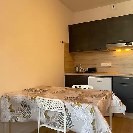 Meuble De Tourisme Dans Parc Arbore 1000m2 - Sejour-la-roche Eperon *
