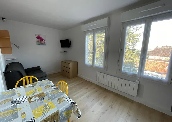 Apartment Meuble De Tourisme Dans Parc Arbore 1000m2 - Sejour-la-roche Eperon La Roche-Posay